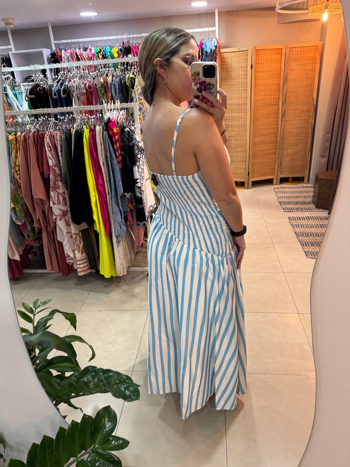 Vestido largo de rayas estampado.