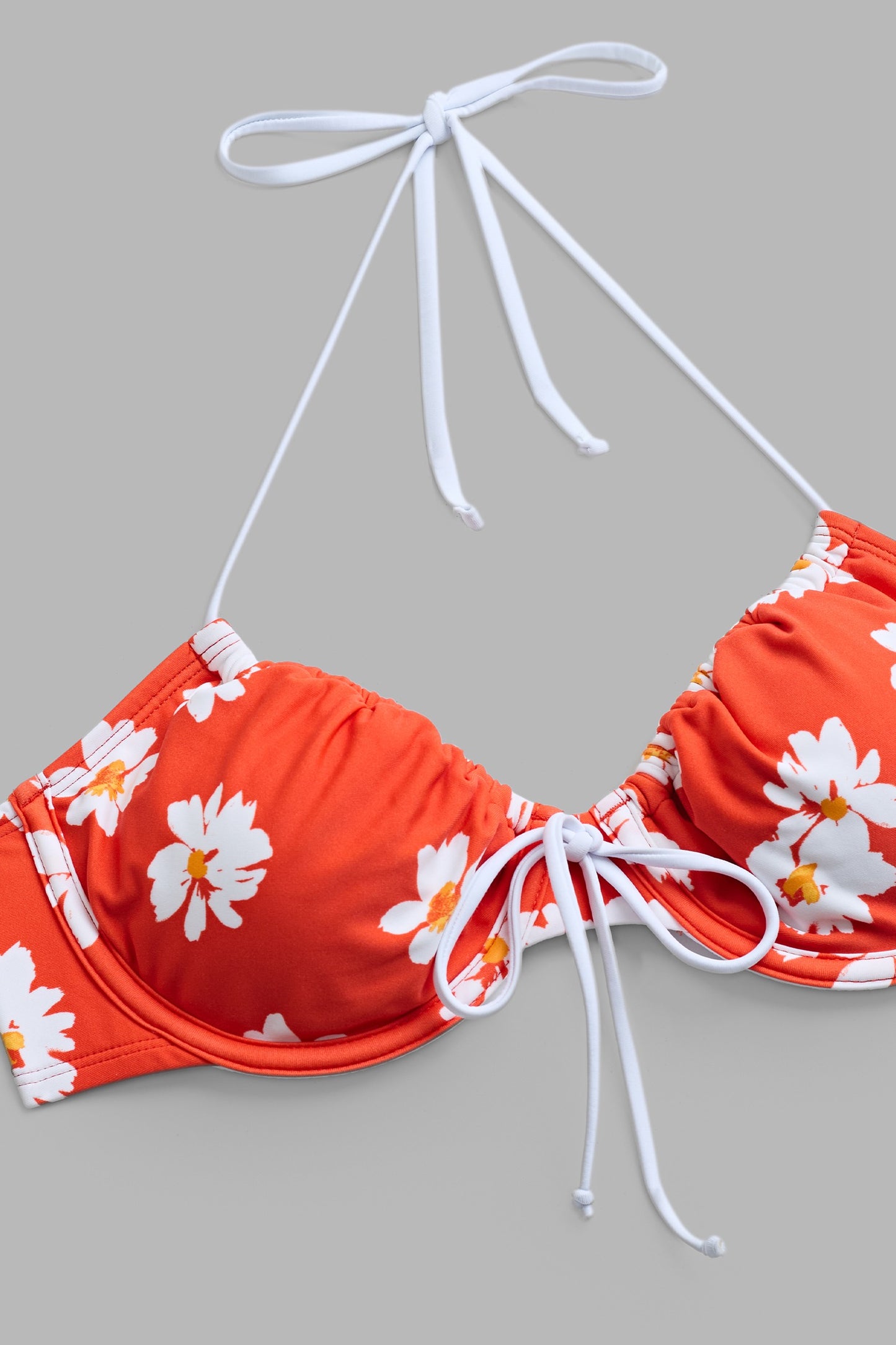 Bikini estampado, top con varillas.
