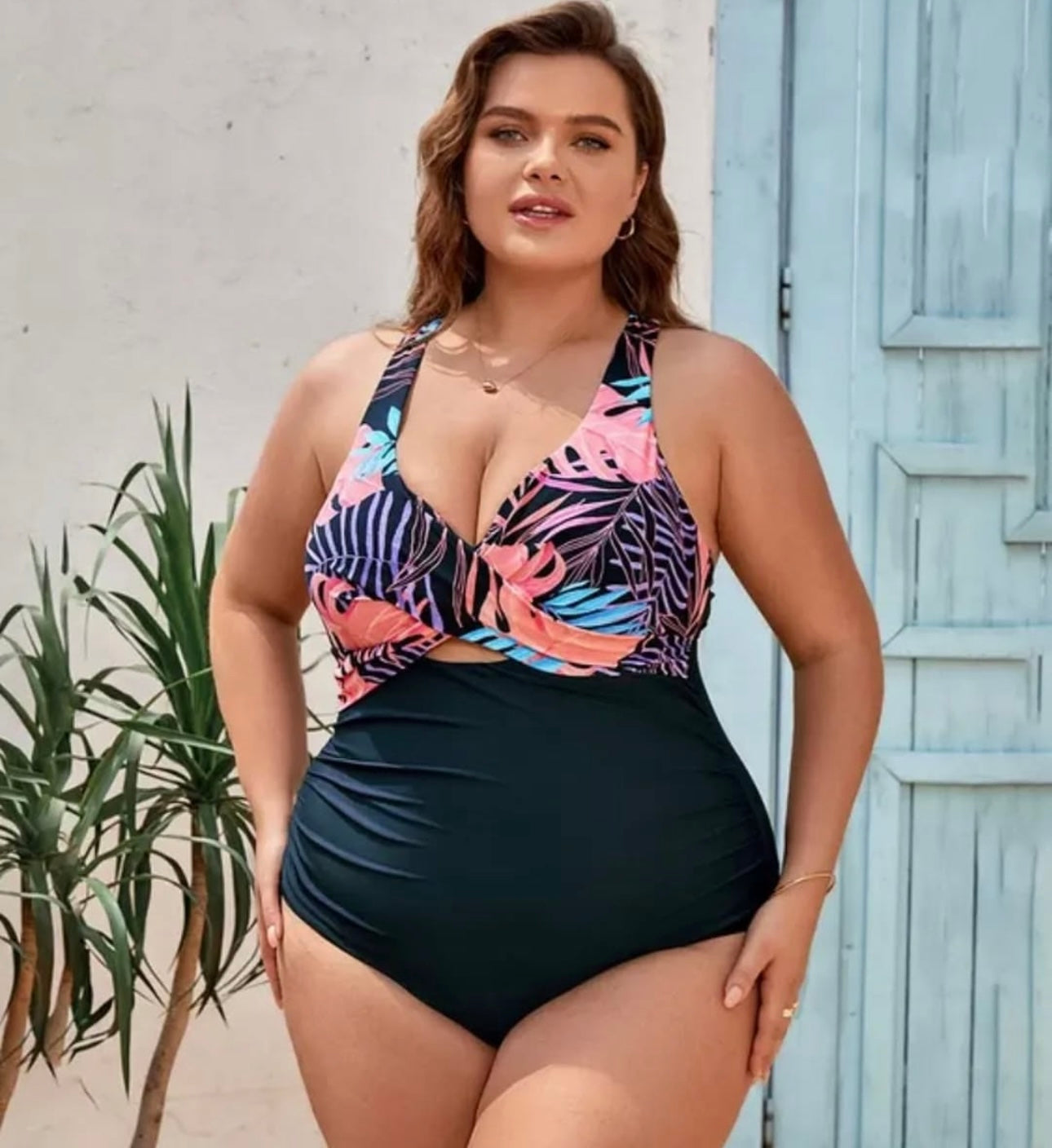 Entero talla plus , estampado.