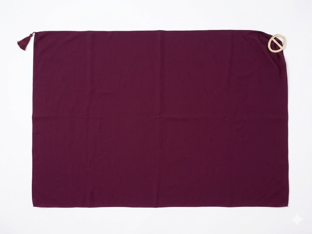 Pareo vinotinto con accesorio.