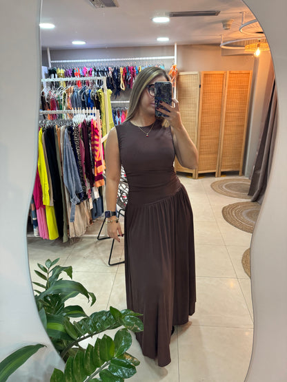 Vestido café , con pliegues.