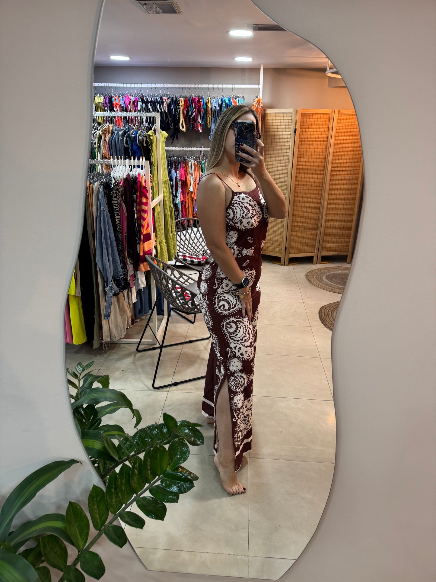 Braga marrón con estampado de bacterias.