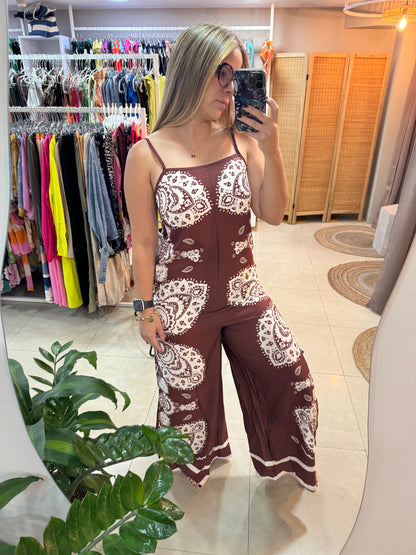 Braga marrón con estampado de bacterias.