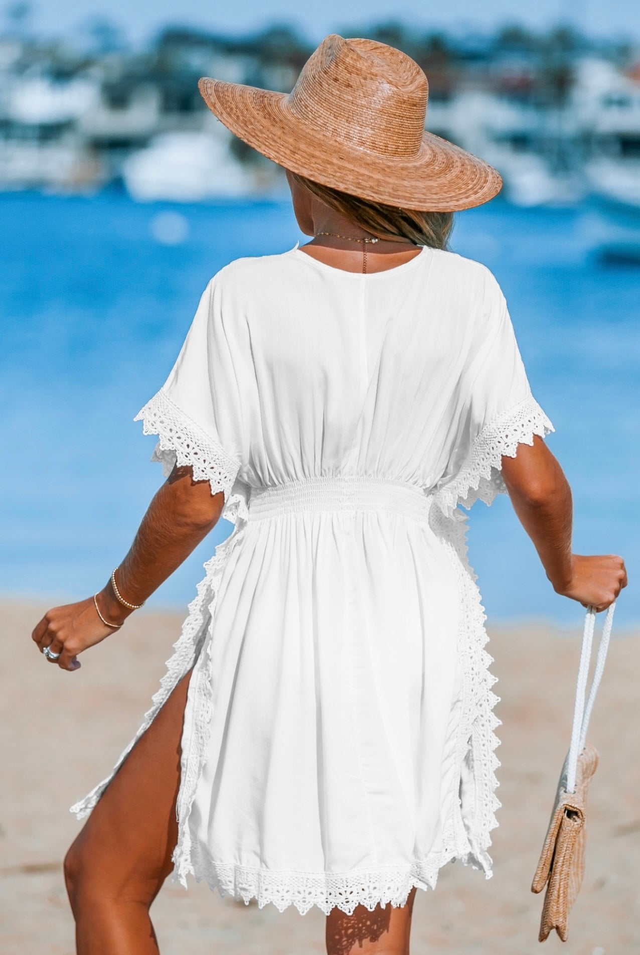 Vestido blanco corto , con detalles tejidos.