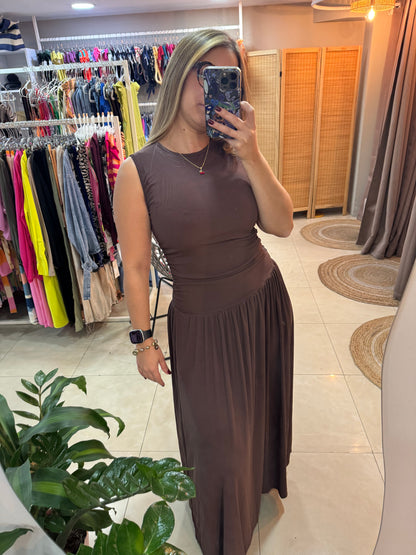 Vestido café , con pliegues.