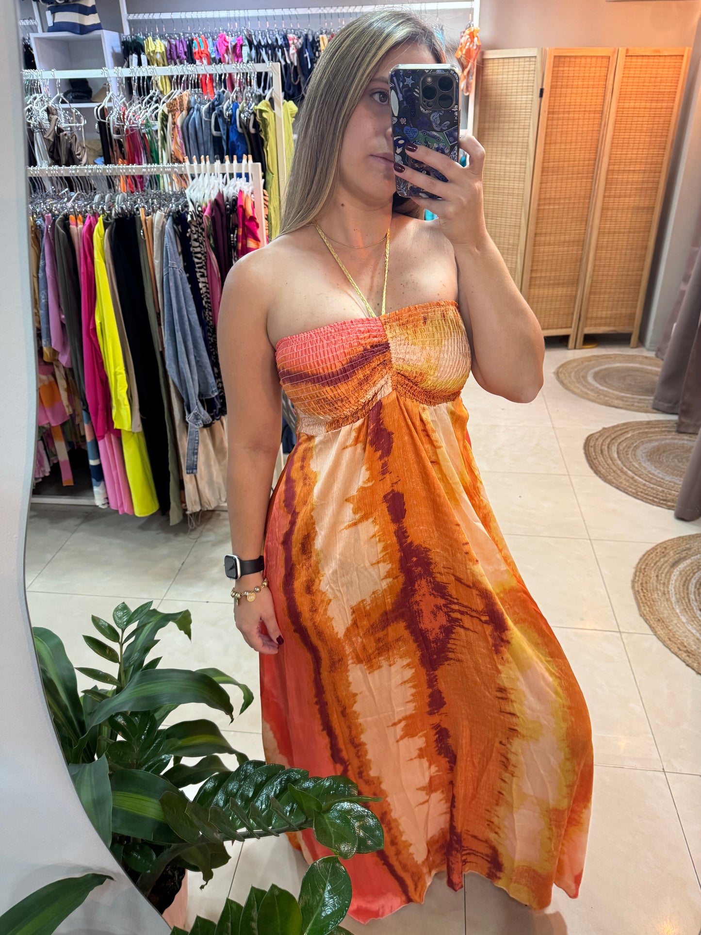 Vestido largo halter naranja.