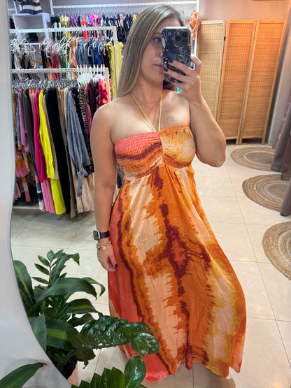 Vestido largo halter naranja.