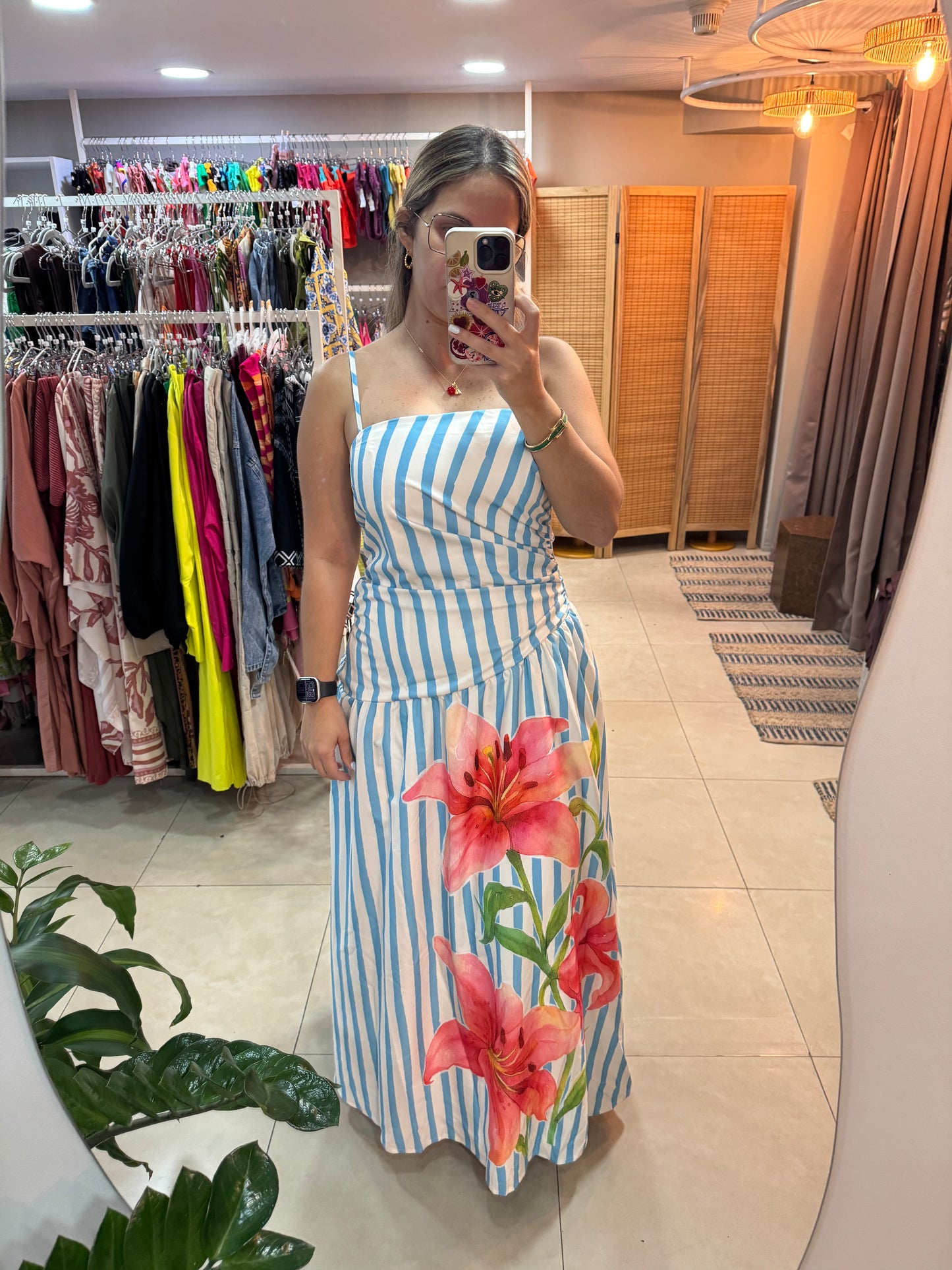 Vestido largo de rayas estampado.