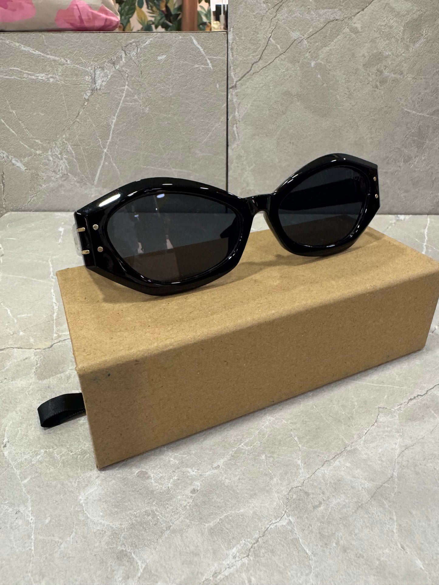 Lentes de sol , estilo Dior.