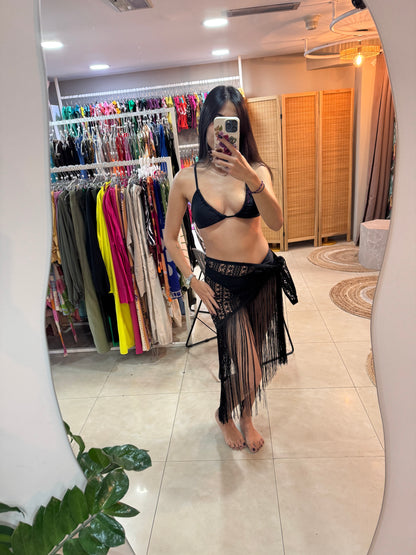 Pareo negro de flecos.