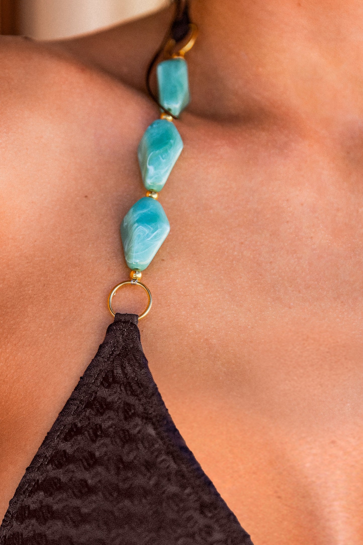 Bikini café con detalles azules .