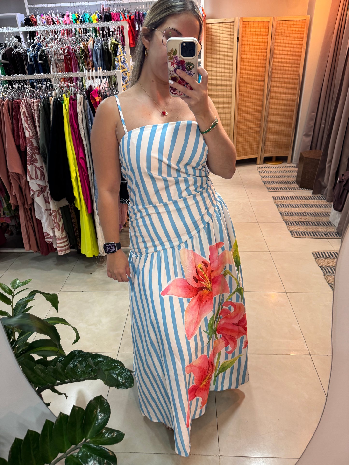 Vestido largo de rayas estampado.