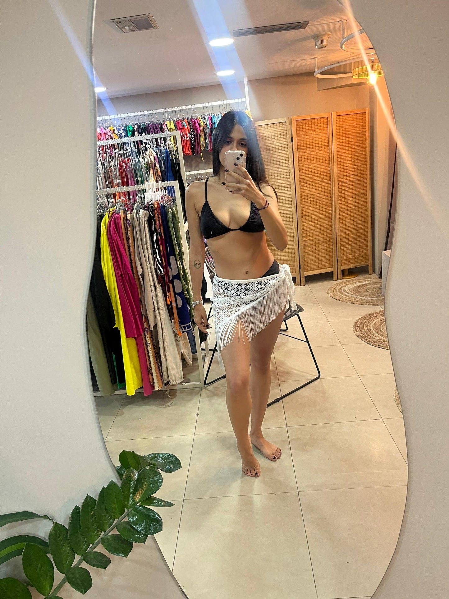 Pareo blanco de flecos.