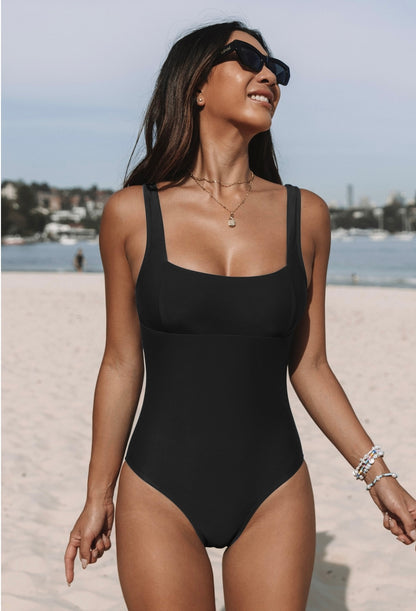 Entero unicolor ,corte recto.