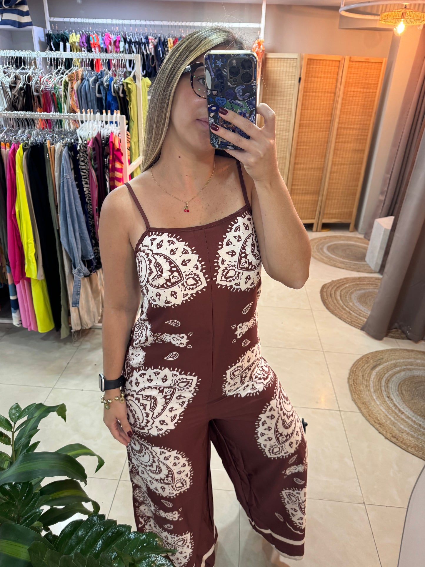 Braga marrón con estampado de bacterias.