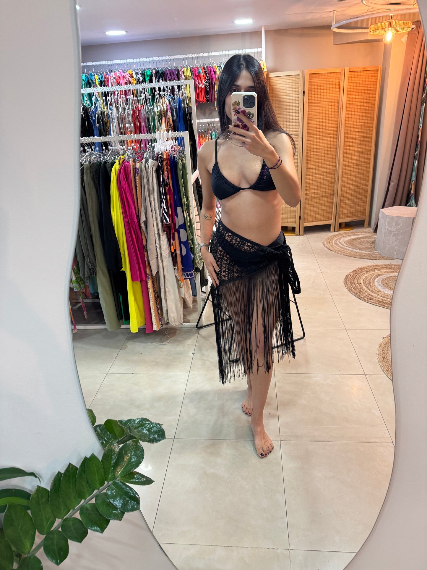 Pareo negro de flecos.