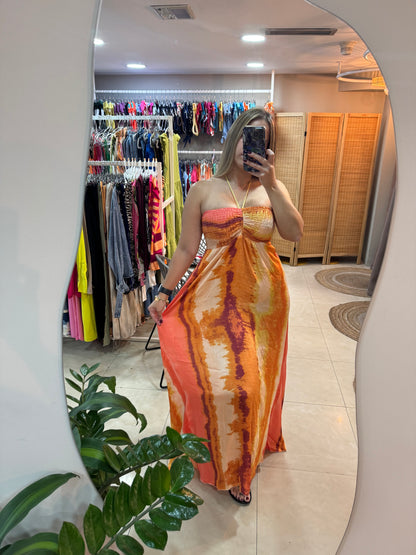 Vestido largo halter naranja.