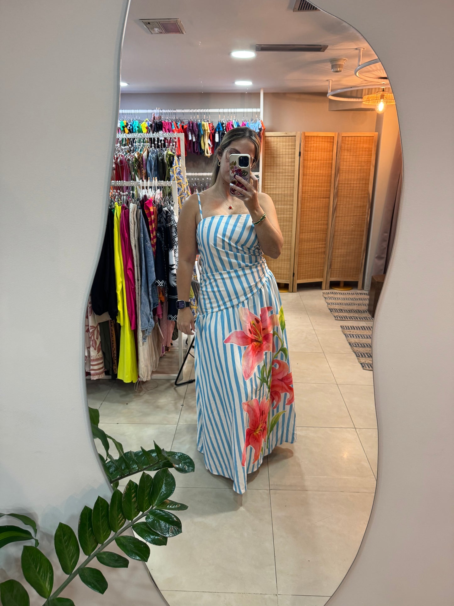 Vestido largo de rayas estampado.