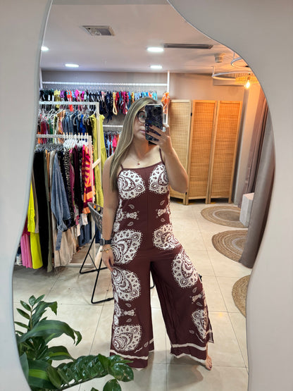 Braga marrón con estampado de bacterias.