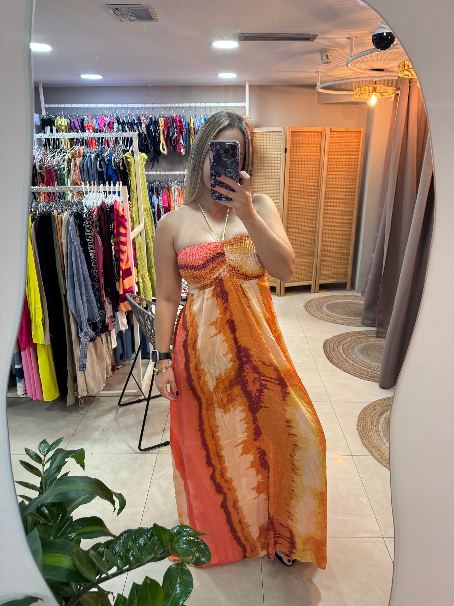 Vestido largo halter naranja.