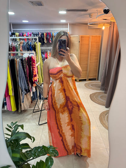 Vestido largo halter naranja.