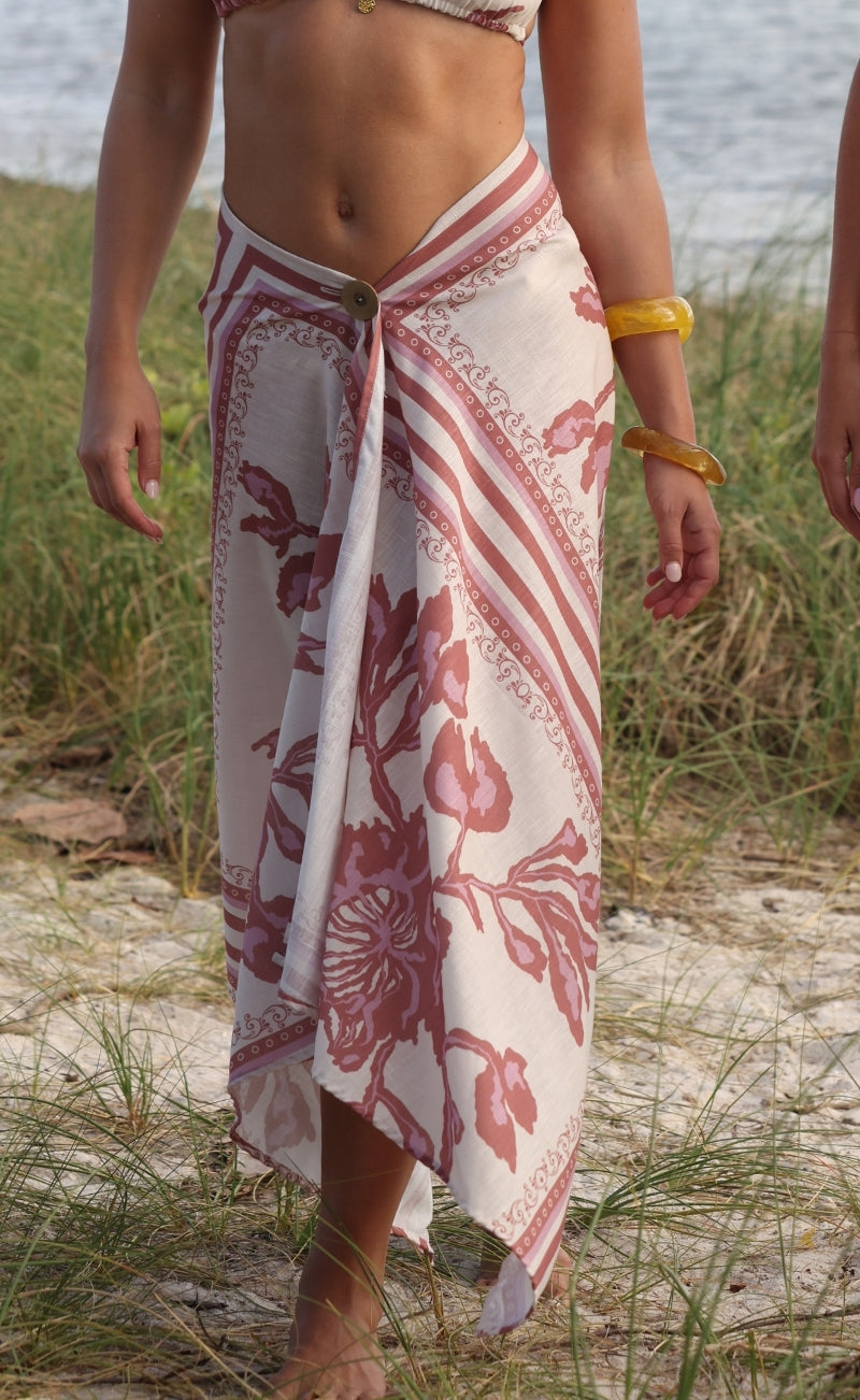 Falda pareo ajustable.