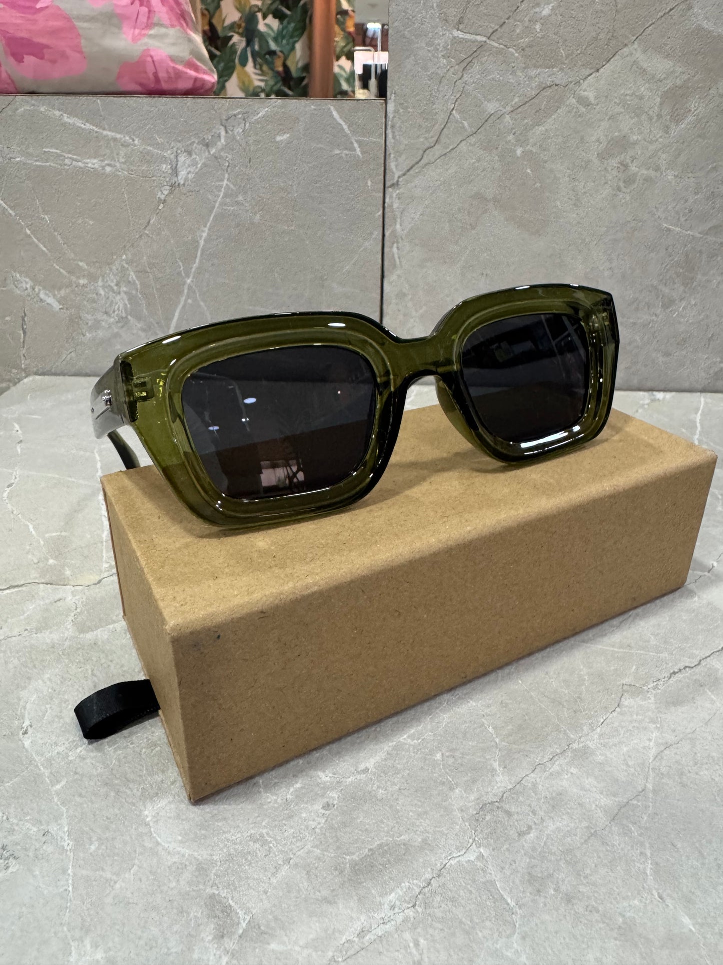 Lentes de sol marrón y verde