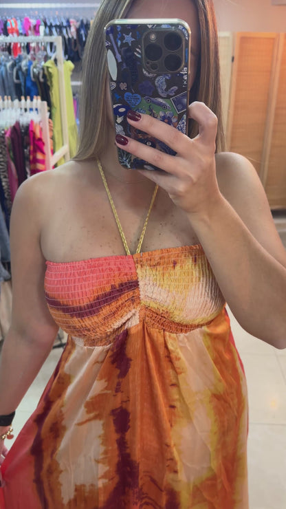 Vestido largo halter naranja.